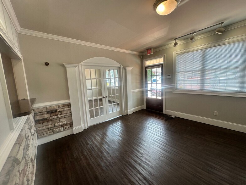 More Photos Of 327 Dahlonega St, Cumming Office For Lease