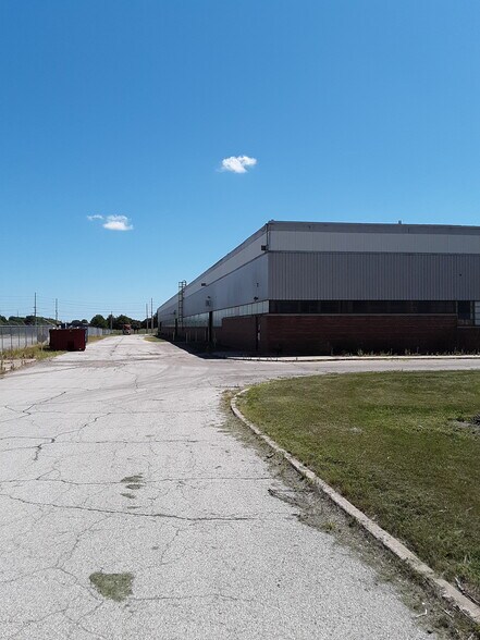 More Photos Of 1601 General Electric Rd, Bloomington Warehouse For Lease