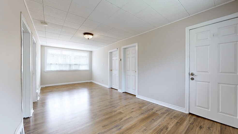 More Photos Of 509 Lakeshore Rd W, Oakville General Retail For Sale