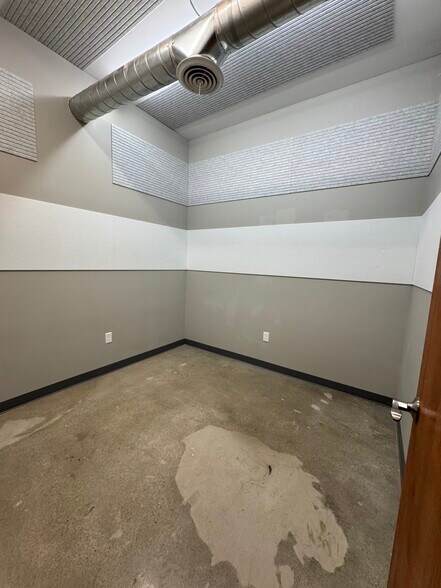 More Photos Of 12911 Us-71 Hwy, Grandview Freestanding For Lease