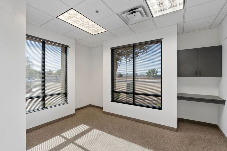 More Photos Of 7165 E University Dr, Mesa Medical For Lease