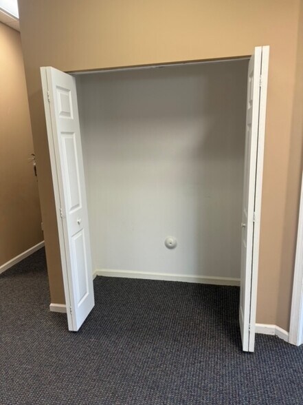 More Photos Of 1410 Park Ln S, Jupiter Warehouse For Lease