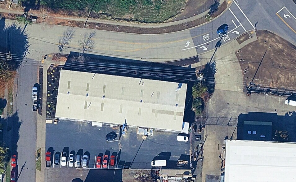More Photos Of 697 34th St, Springfield Warehouse For Sale