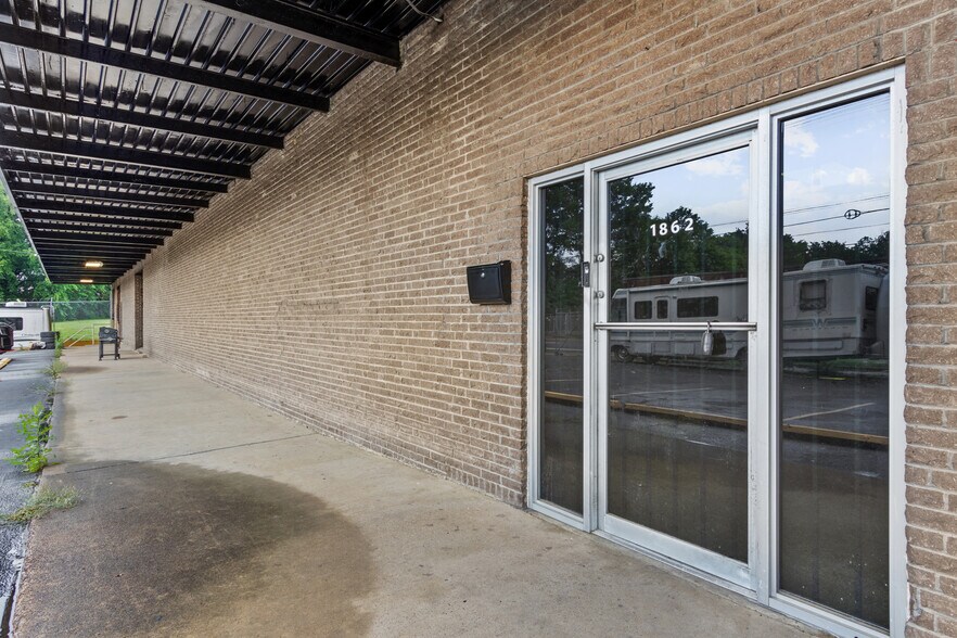More Photos Of 1862 LATHAM St, Memphis Warehouse For Sale