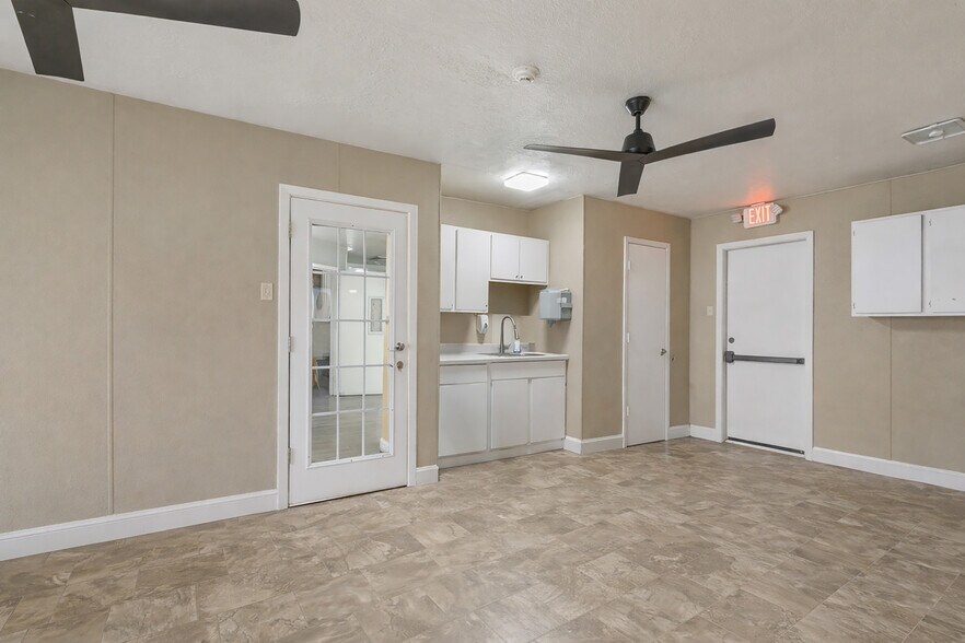More Photos Of 827 Casey St, Channelview Flex For Sale