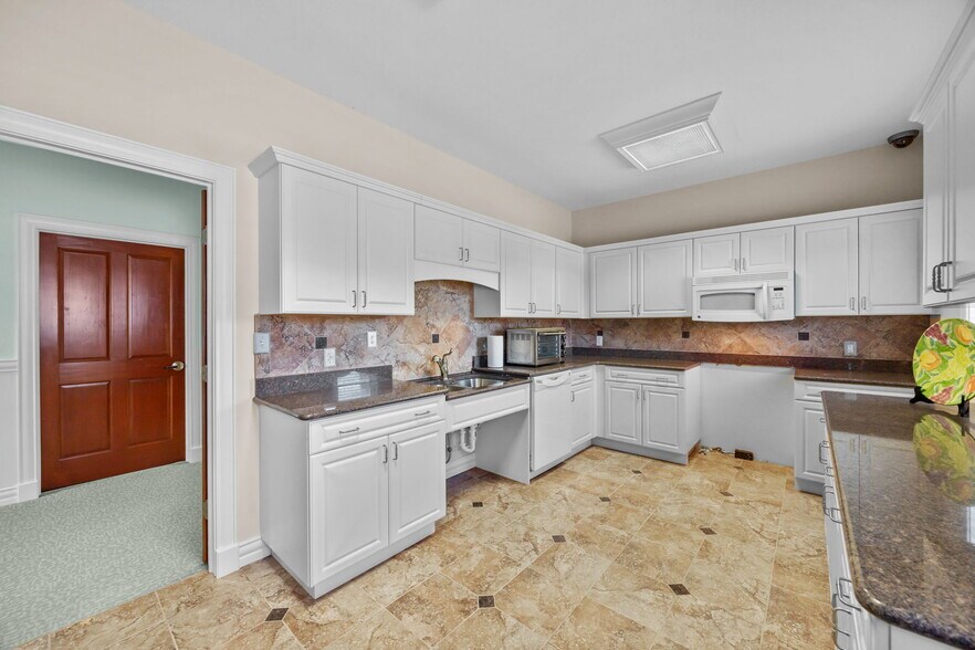 More Photos Of 8468 Caratoke Hwy, Powells Point Bank For Lease