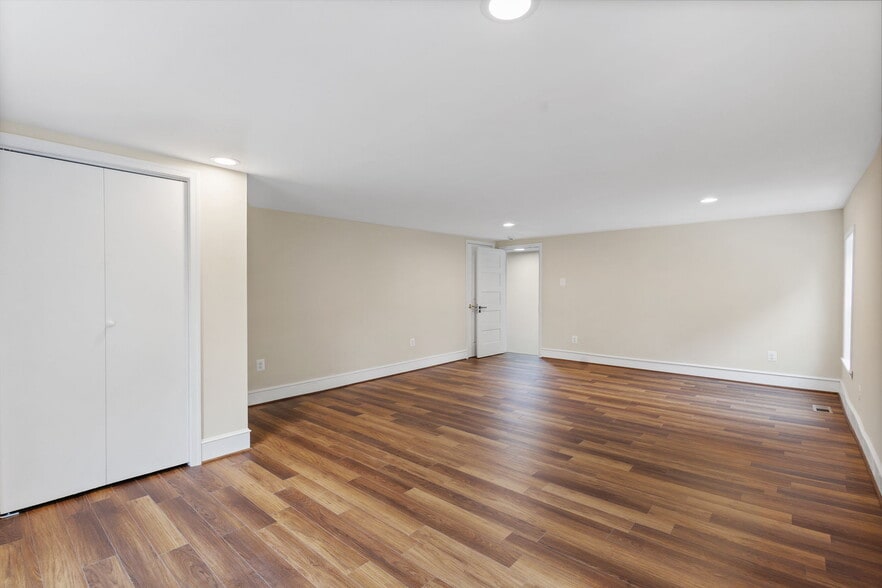 More Photos Of 8519 Chestnut Ave, Bowie Storefront For Sale