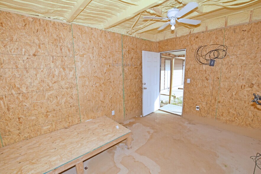 More Photos Of 305 E 57th St, Odessa Warehouse For Sale