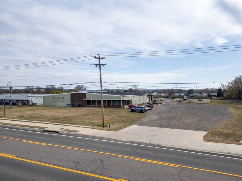 More Photos Of 1801 Knoxville Ave, Russellville Showroom For Sale