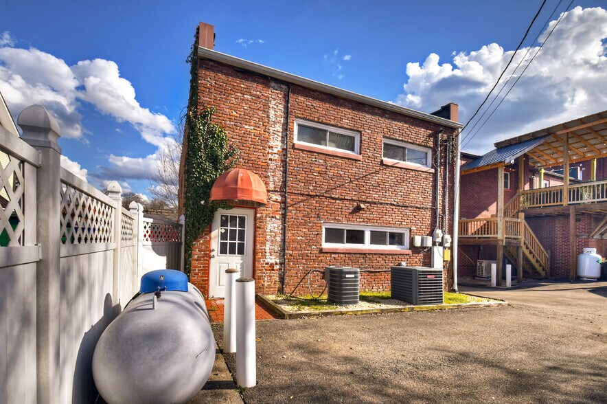 More Photos Of 240 W Main St, Blue Ridge Office For Sale