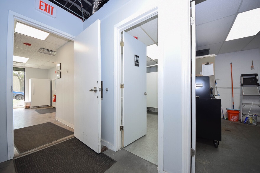 More Photos Of 1340 Louis Ave, Elk Grove Village Warehouse For Lease