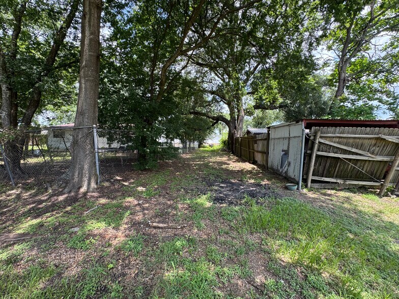 More Photos Of 1208 S Chestnut St, Lufkin Showroom For Sale