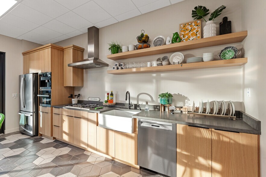 More Photos Of 9493 N Government Way, Hayden Office For Sale