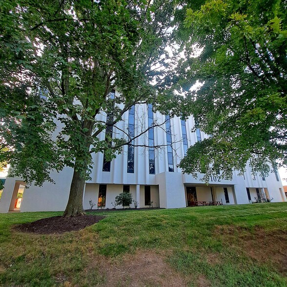 More Photos Of 9102 N Meridian St, Indianapolis Office For Lease