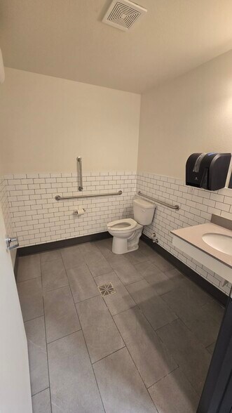 More Photos Of 21 N Skipworth Rd, Spokane Valley Showroom For Lease