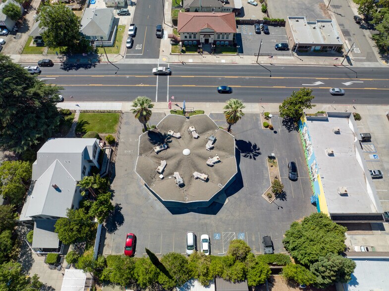 More Photos Of 316 W F St, Oakdale Storefront Retail Office For Sale