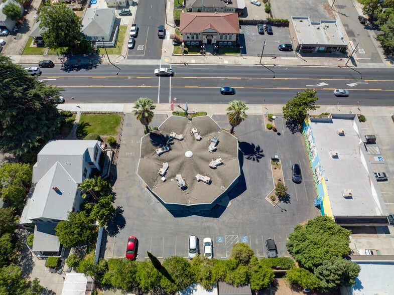 More Photos Of 316 W F St, Oakdale Storefront Retail Office For Lease