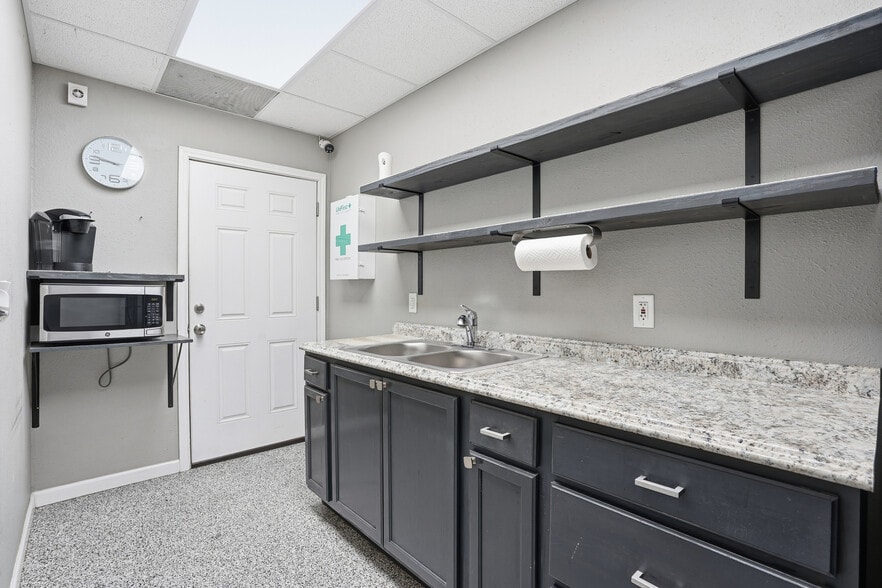 More Photos Of 2550 W US Highway 377, Granbury Flex For Sale