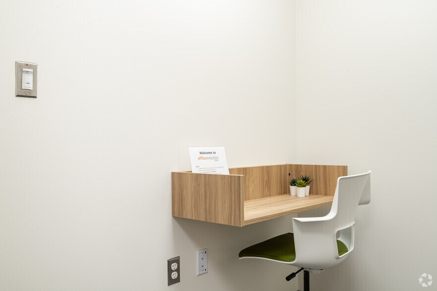 More Photos Of 801-803 W Big Beaver Rd, Troy Office For Lease