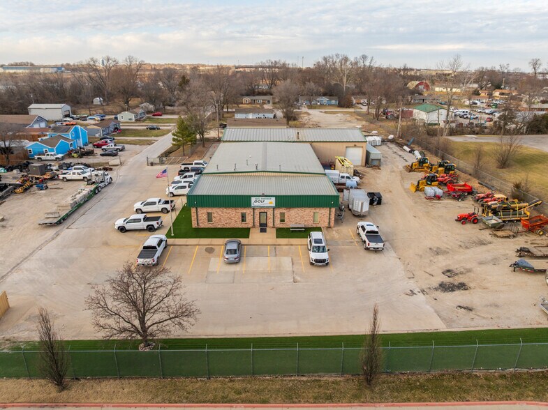 More Photos Of 1621 Se Summit St, Lee's Summit Light Distribution For Lease