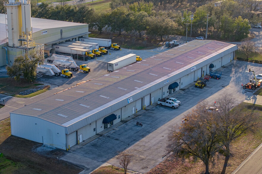 Primary Photo Of 2007 Wood Ct, Plant City Warehouse For Sale