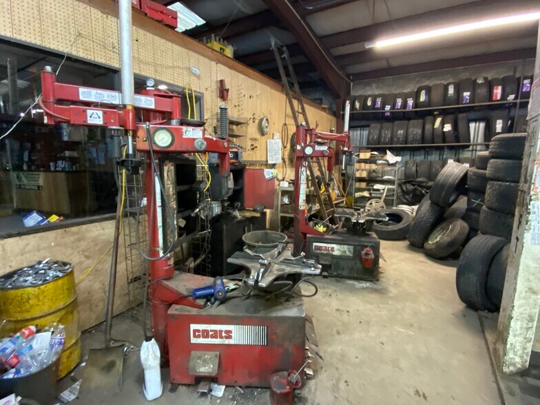 More Photos Of 23 Lana Ln, Burnsville Auto Repair For Sale