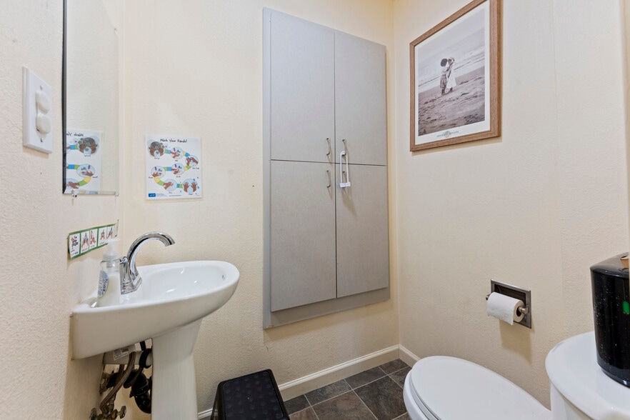 More Photos Of 2125 Coburg Rd, Eugene Healthcare For Sale