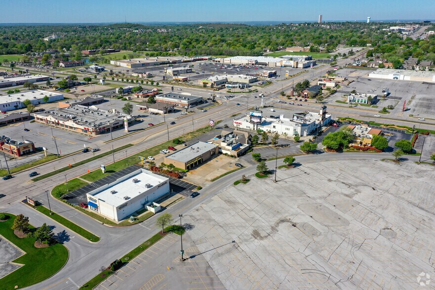 More Photos Of 8247 E 71st St, Tulsa Storefront For Lease