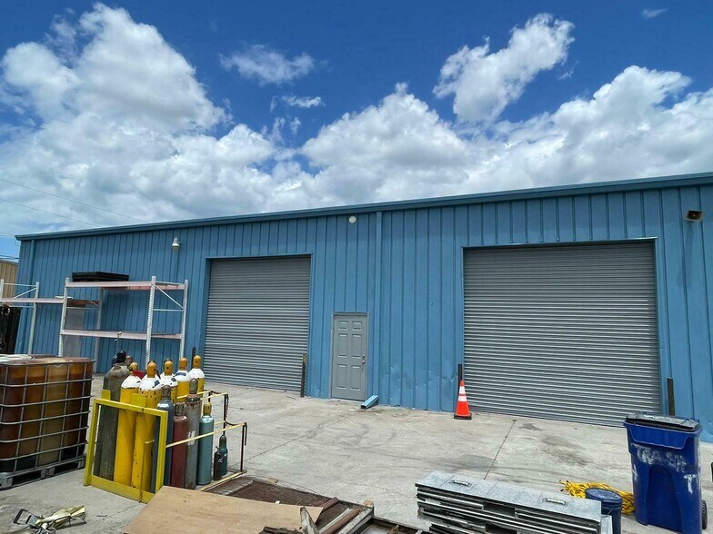 More Photos Of 1323 20th Ave, Palmetto Warehouse For Lease