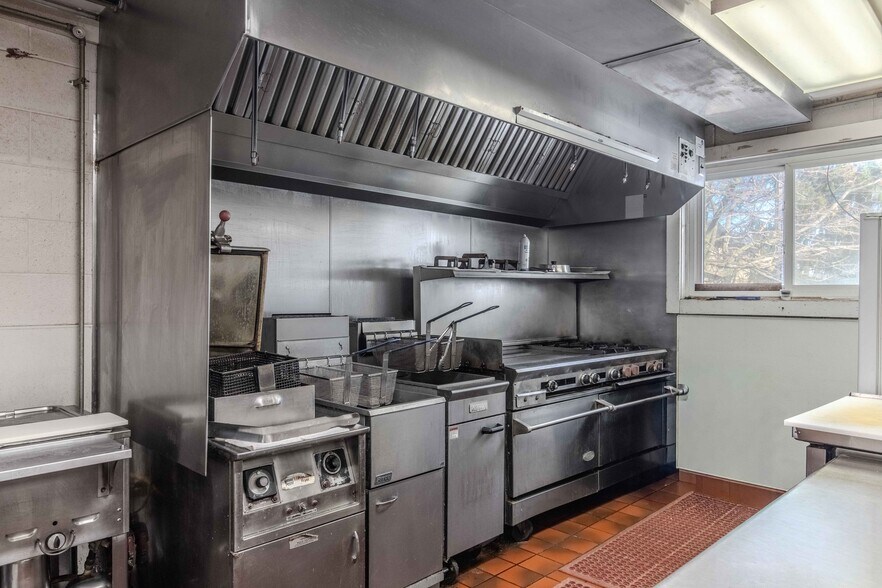 More Photos Of 407 Third St, Howe Specialty For Sale