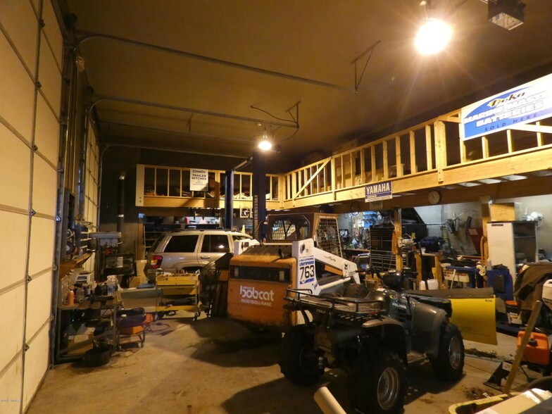 More Photos Of 3600 W White Mountain Blvd, Lakeside Showroom For Sale