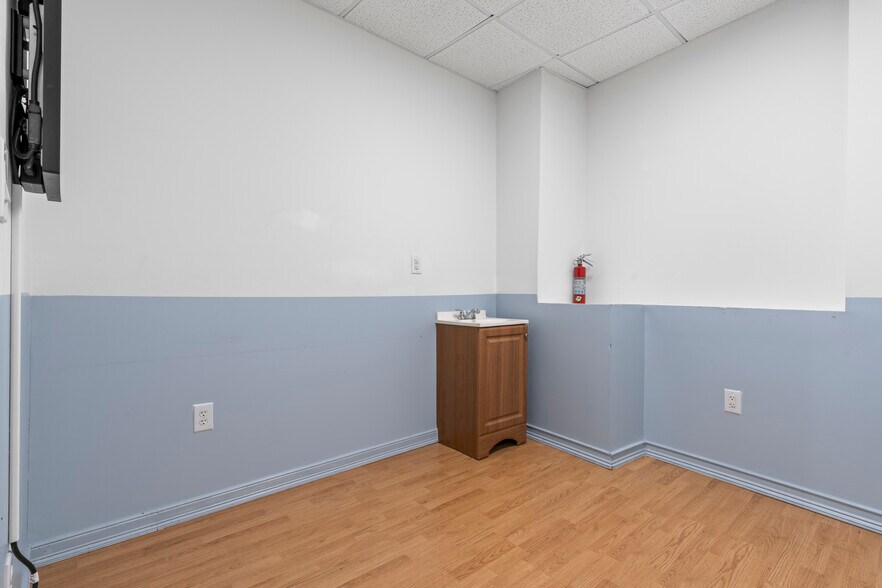 More Photos Of 121-15 Jamaica Ave, Richmond Hill Storefront Retail Residential For Sale