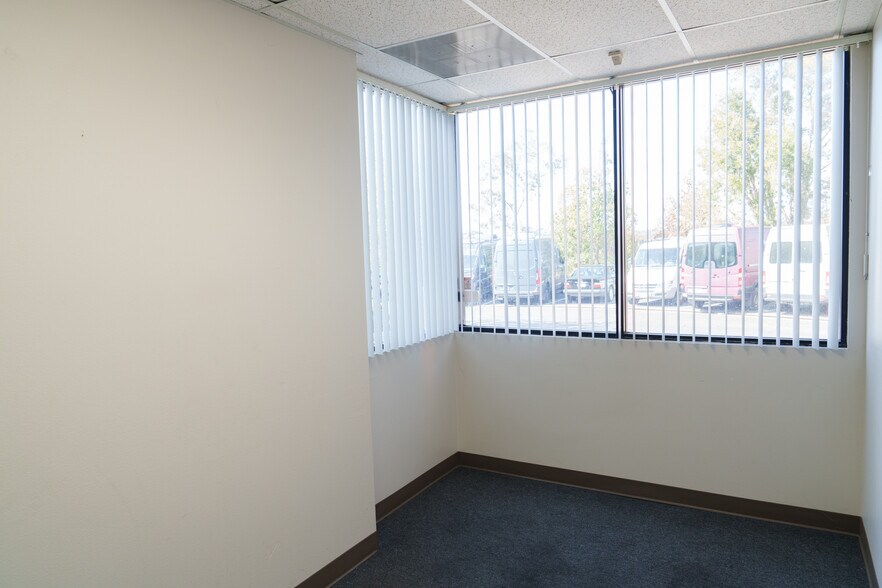 More Photos Of 7754 Arjons Dr, San Diego Manufacturing For Lease
