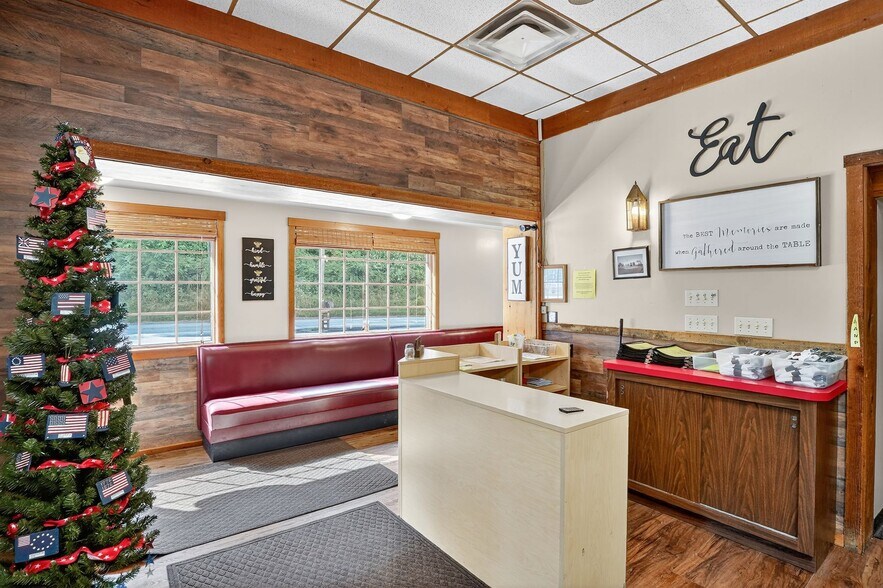 More Photos Of 550 McKeesport Rd, Elizabeth Freestanding For Sale