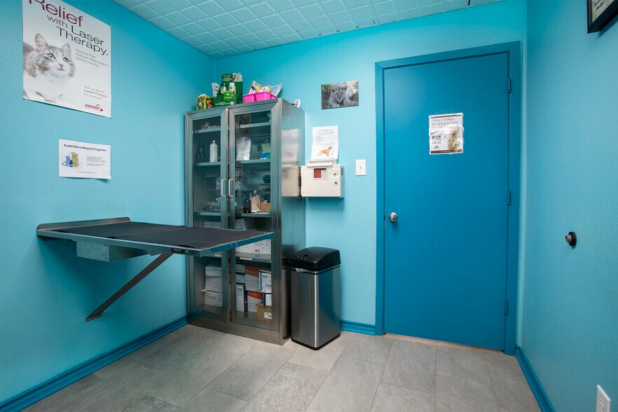 More Photos Of 104 W Main St, Whitehouse Veterinarian Kennel For Sale