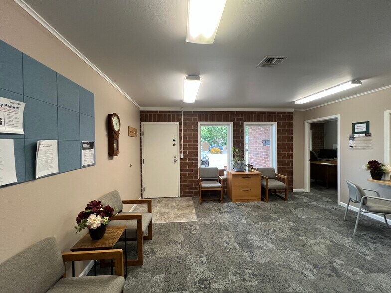 More Photos Of 211 Pine St, Rogue River General Retail For Sale