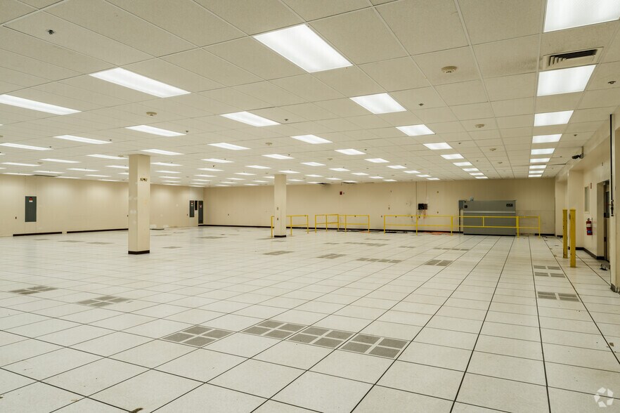 More Photos Of 200 Murray Dr, Warren Distribution For Lease