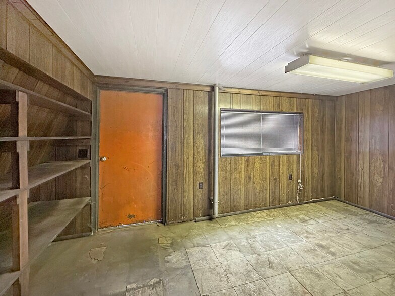 More Photos Of 4015 11th Ave SE, Minot Service For Sale