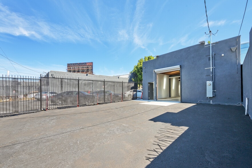 More Photos Of 601 S Fairfax Ave, Los Angeles Freestanding For Lease