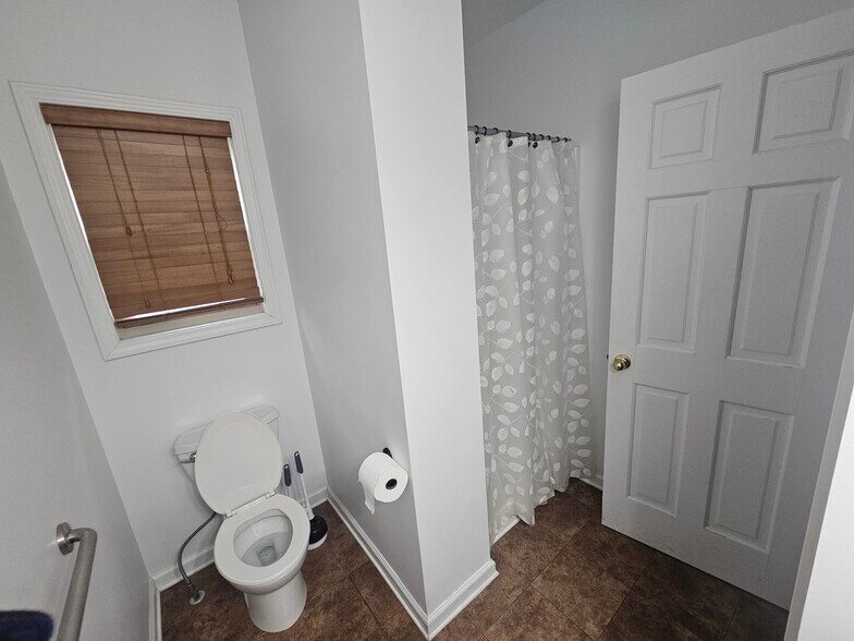 More Photos Of 6132 N College Ave, Indianapolis Office For Lease