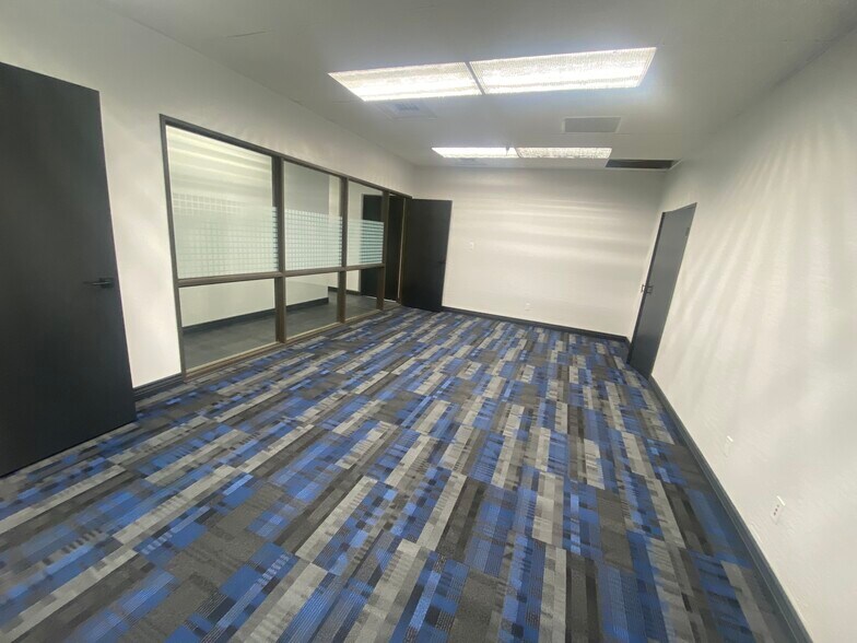 More Photos Of 50 W Hoover Ave, Mesa Warehouse For Lease