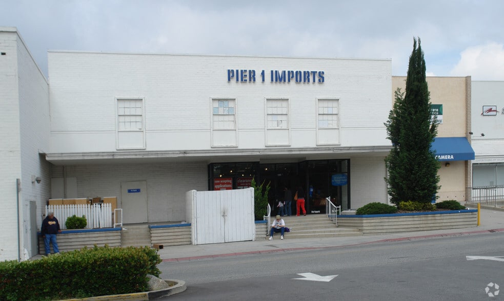 More Photos Of 422 S Lake Ave, Pasadena General Retail For Sale