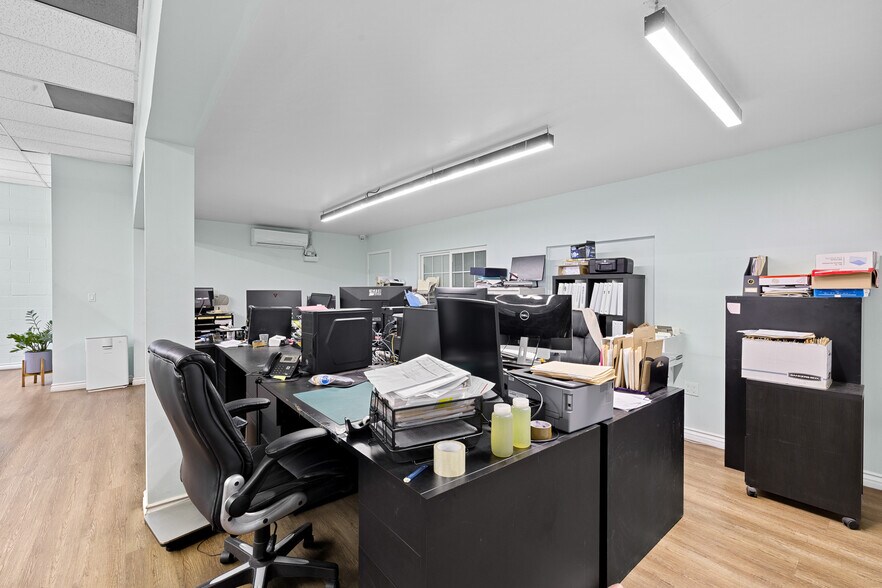 More Photos Of 148 W 32nd St, Los Angeles Warehouse For Lease