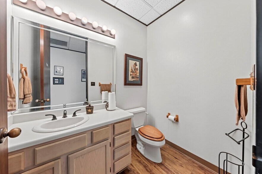 More Photos Of 222 S Sidney Baker St, Kerrville Office For Sale