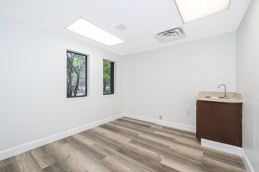 More Photos Of 2025 Flamingo Dr, Bartow Medical For Lease