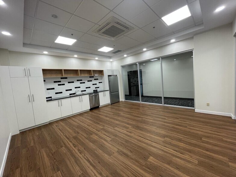 More Photos Of 1670 N Service Rd E, Oakville Office For Sale