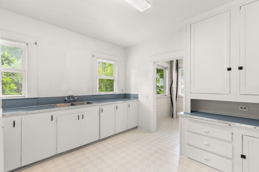 More Photos Of 501 NE 3rd St, Gresham Flex For Lease