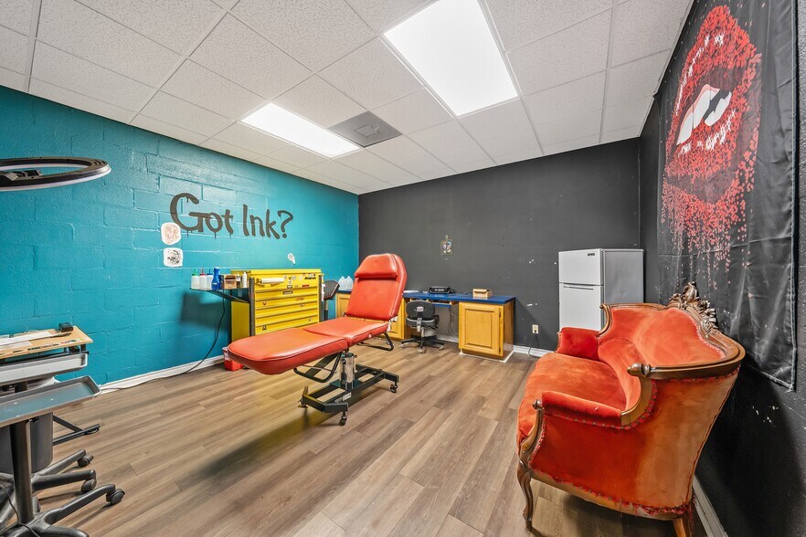 More Photos Of 214 N Newsom St, Mineola Office For Sale