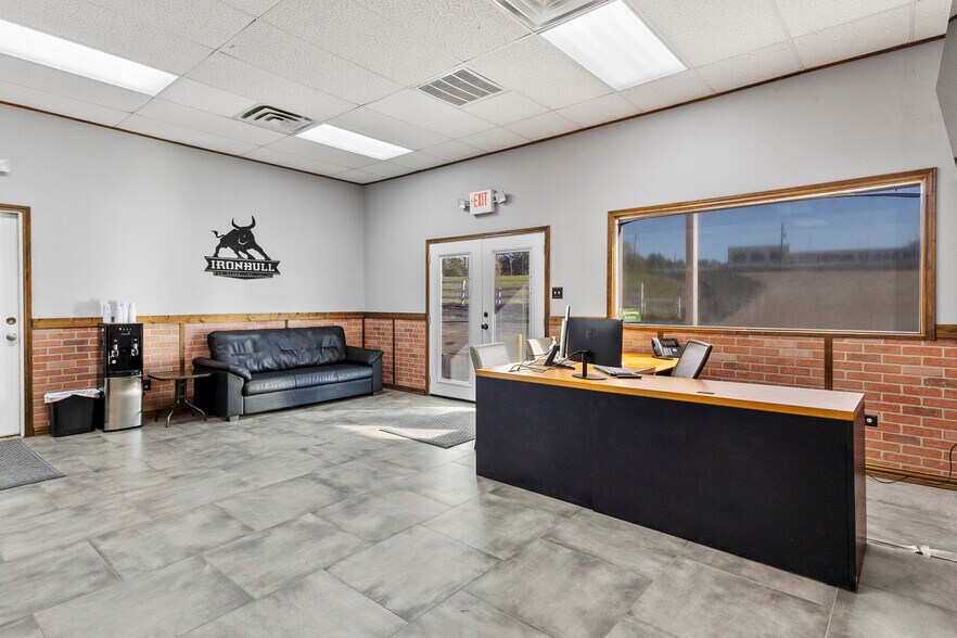 More Photos Of 17490 US Highway 69 S, Tyler Showroom For Sale