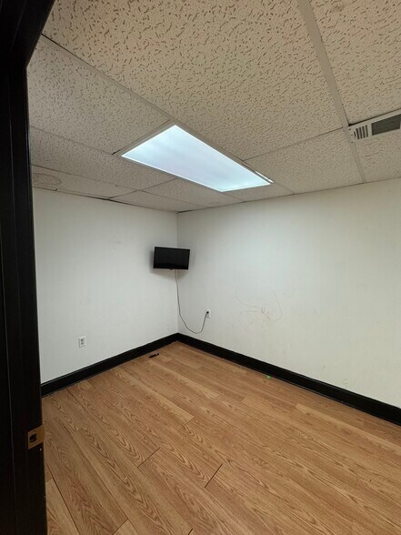 More Photos Of 120 Coles Ct, Barbourville Office For Sale